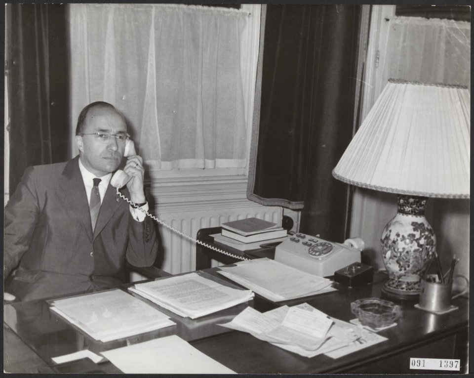 Formateur mr. Cals aan de telefoon in zijn werkkamer op Plein 1813 te Den Haag, Bestanddeelnr 091-1397
