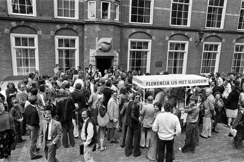 Formatiewerkzaamheden op Algemene Zaken groepen kijkers op het Binnenhof temid, Bestanddeelnr 929-2682