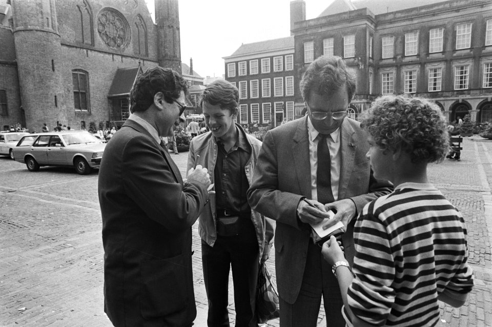 Formateurs Van Thijn (PvdA, links) en Kremers (CDA) geven handtekeningen op het , Bestanddeelnr 931-6223