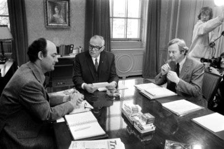 Formateur mr. Burger spreekt met fractieleiders Andriessen (KVP), rechts en links Aantjes (ARP), Bestanddeelnr 926-3009