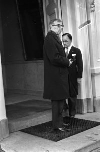 Formateur prof. J. (Jelle) Zijlstra bij aankomst op het ministerie van Algemene , Bestanddeelnr 919-7976