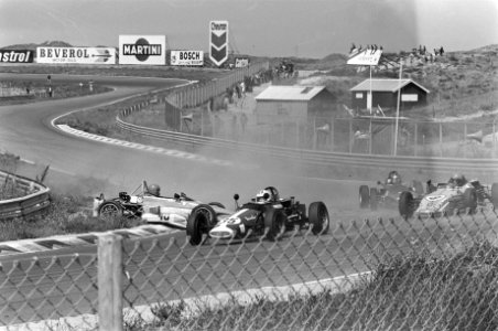 Formule Vee 1300 op Zandvoort Roland Saier (40) in een spin, Henri Alberts (35), Bestanddeelnr 927-3390