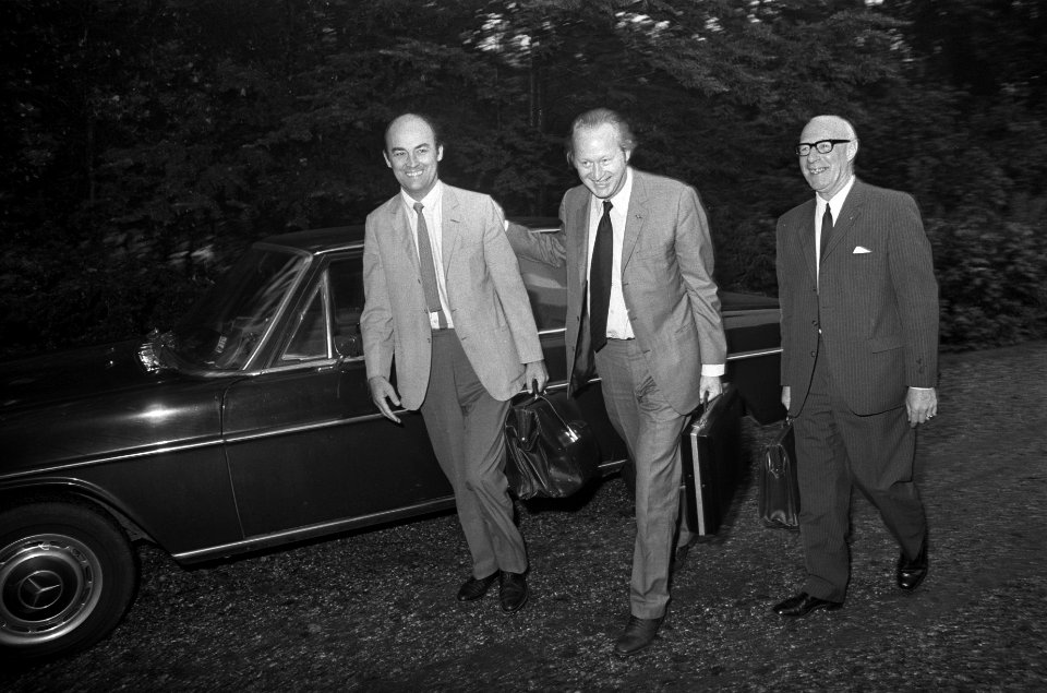 Formateur Biesheuvel spreekt met fractievoorzitters AR, CHU, KVP, VVD, bij aanko, Bestanddeelnr 925-7646