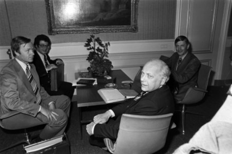 Formateur Den Uyl ontvangt lijststrekkers CDA, PvdA, D vlnr Terlouw, Van Thi, Bestanddeelnr 929-2408