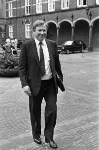 Formateurs ontvangen kandidaat-ministers. Aankomst van Marcel van Dam (PvdA), Bestanddeelnr 931-6166