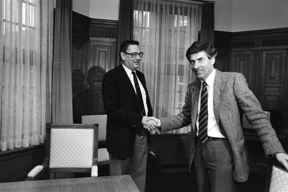 Formateur Lubbers (r) ontvangt kandidaat minister Van Aardenne (VVD), Bestanddeelnr 932-3843