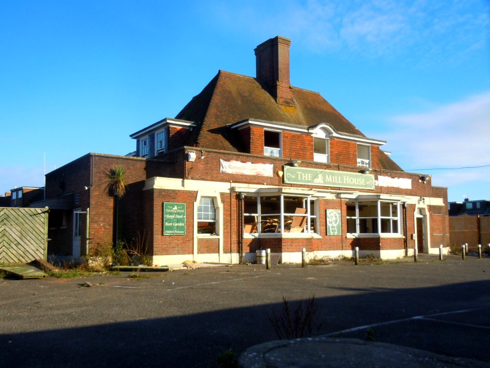Former Mill House pub, Mill Lane, Downs Park, Portslade (November 2015) (1)