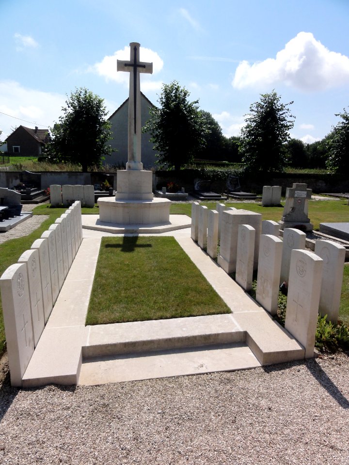 Foreste Communal Cemetery (Aisne) CWGC 04