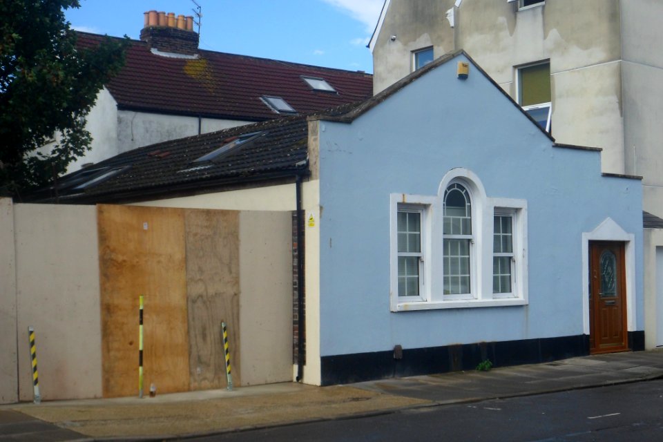 Former Hebron Pentecostal Church, 91 Margate Road, Southsea (August 2017) (1)