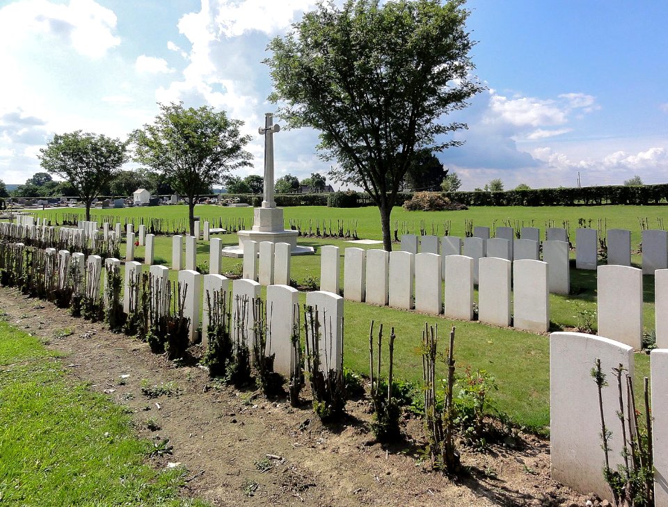 Forest-en-Cambrésis (Nord, Fr) cimetière, tombes de guerre CWGC-2-2