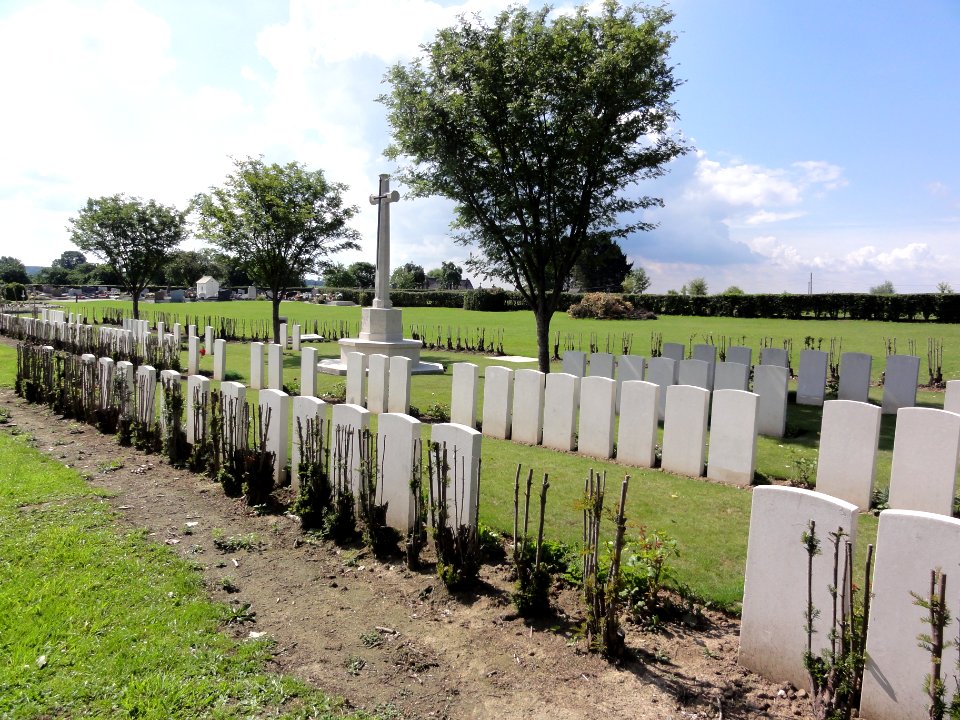 Forest-en-Cambrésis (Nord, Fr) cimetière, tombes de guerre CWGC