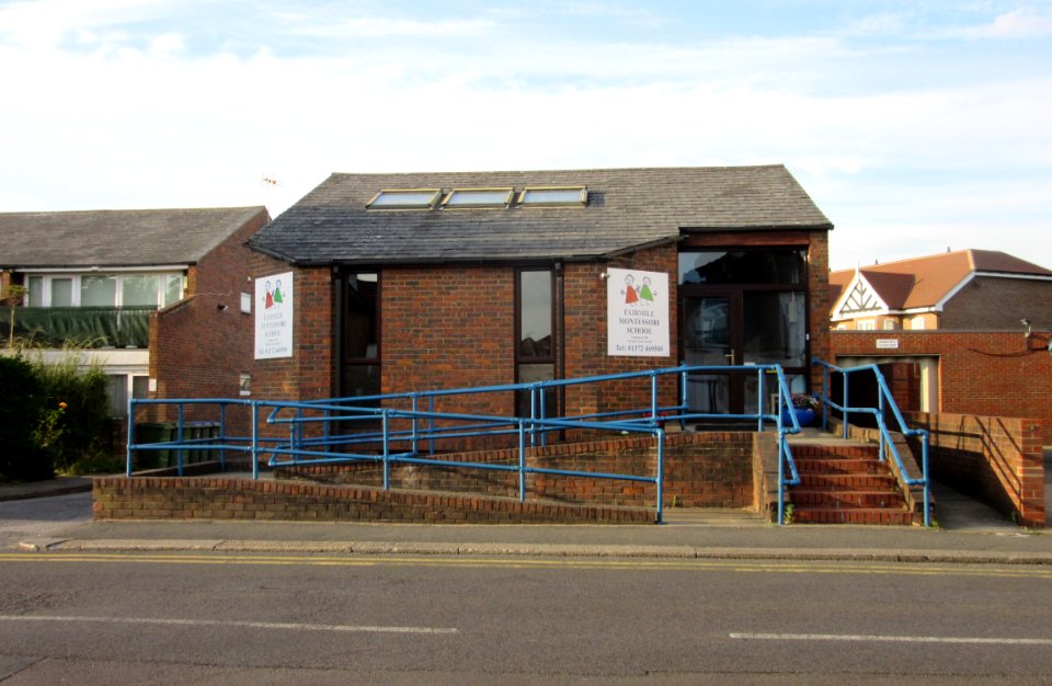 Former Trinity United Reformed Church, Queens Road, Hersham (June 2015) (2)