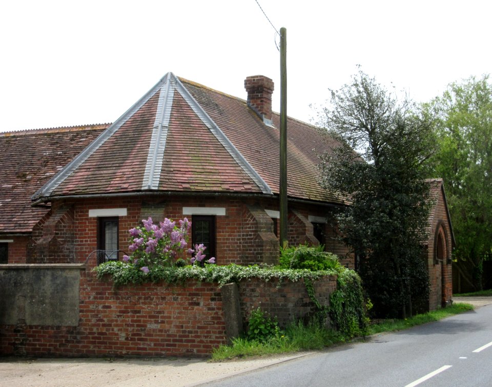 Former St Matthew's Mission Church, Ashey Road, Ashey (May 2016) (1)