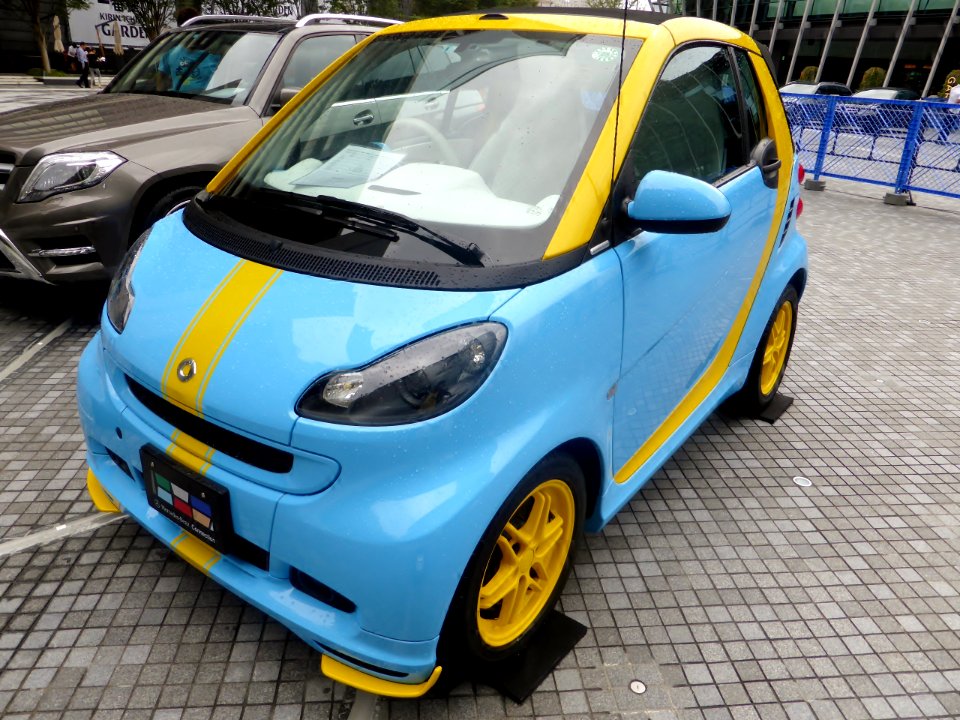 Fortwo Cabrio smart BRABUS tailor made , whose hood is closed. front