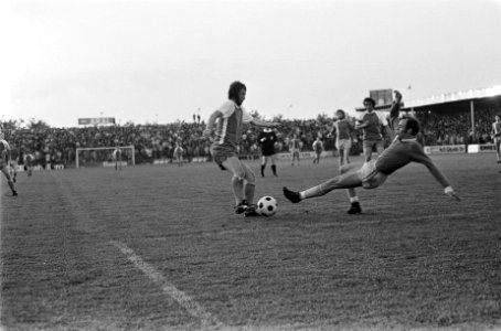 Fortuna tegen Wageningen 0-0, Hazelhekke (l) (Wageningen) wordt afgestopt door F, Bestanddeelnr 927-2373