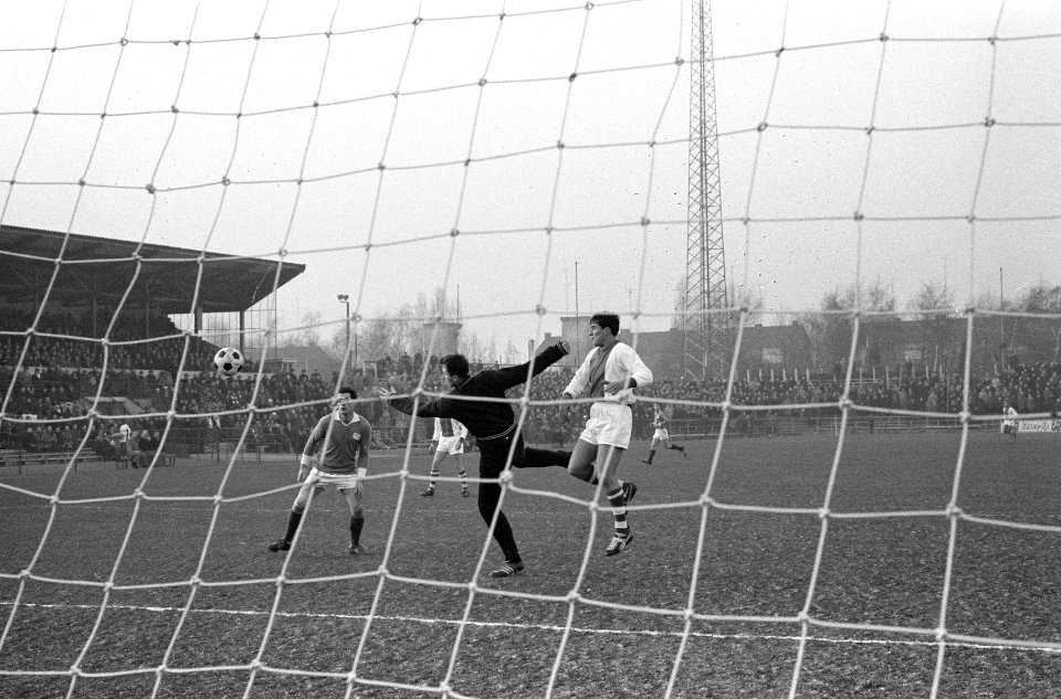 Fortuna tegen Ajax 1-0, keeper Vogels stompt kopbal van Swart (rechts) naast, Bestanddeelnr 914-6406