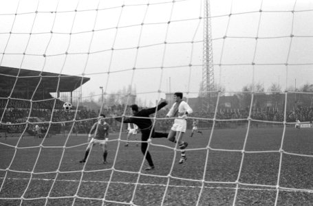Fortuna tegen Ajax 1-0, keeper Vogels stompt kopbal van Swart (rechts) naast, Bestanddeelnr 914-6406