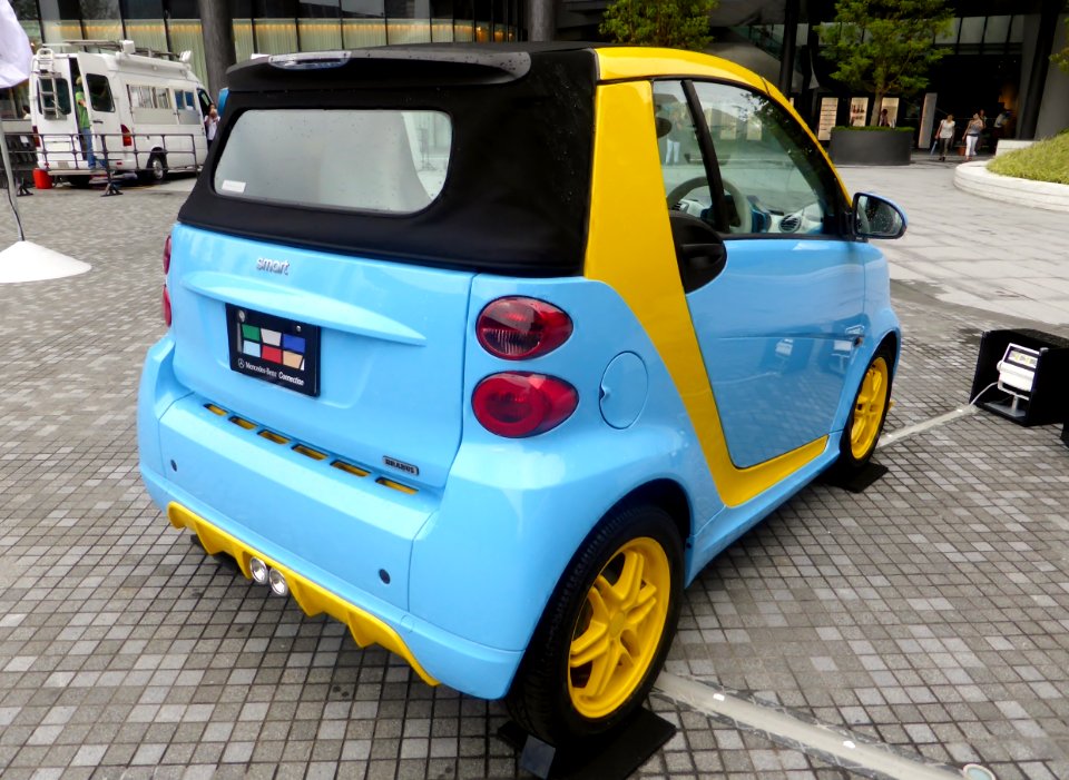 Fortwo Cabrio smart BRABUS tailor made , whose hood is closed. rear