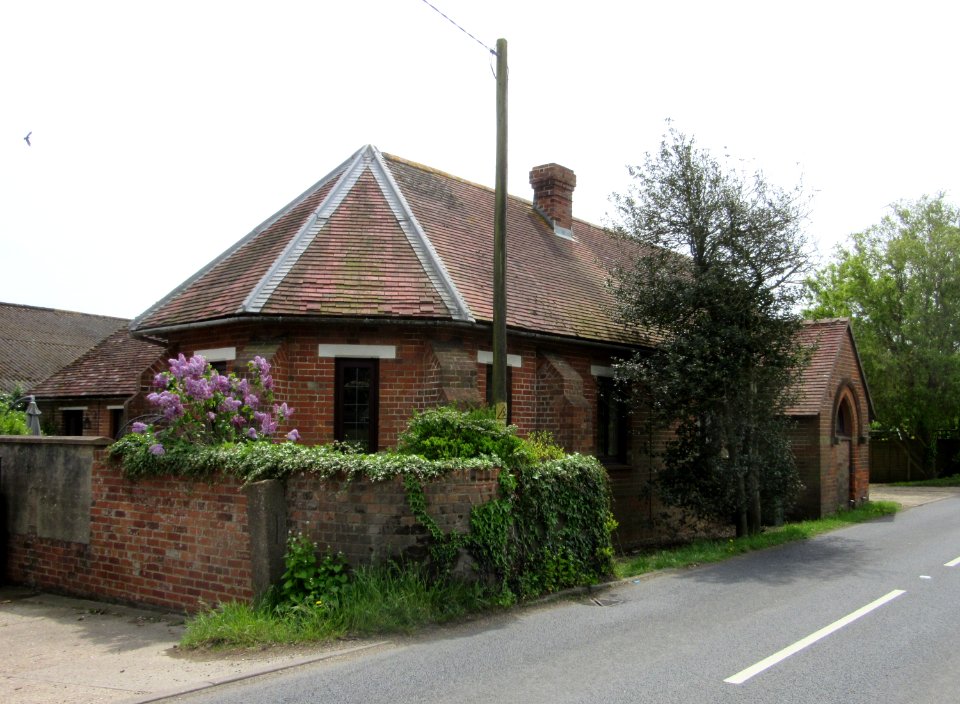 Former St Matthew's Mission Church, Ashey Road, Ashey (May 2016) (2)
