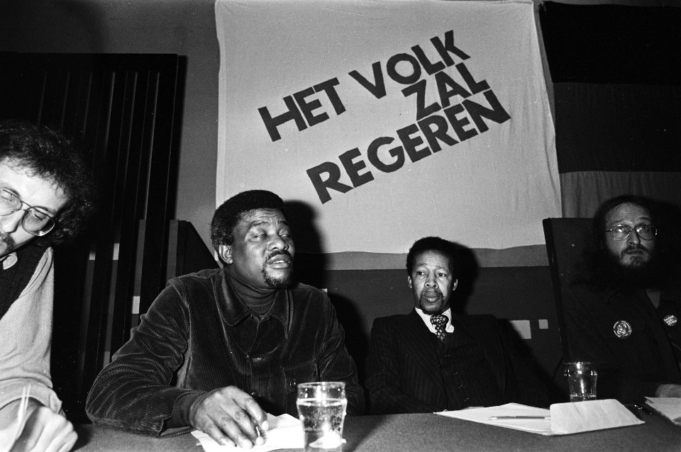 Forum in Amsterdamse De Populier, Stem nu voor vrijheid in Zuidelijk Afrika, Motsipe (ANC) Kaukungua (vrijheidsbew. SWAPO), Bestanddeelnr 931-4021