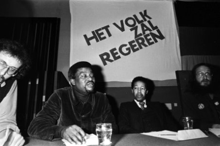 Forum in Amsterdamse De Populier, Stem nu voor vrijheid in Zuidelijk Afrika, Motsipe (ANC) Kaukungua (vrijheidsbew. SWAPO), Bestanddeelnr 931-4021
