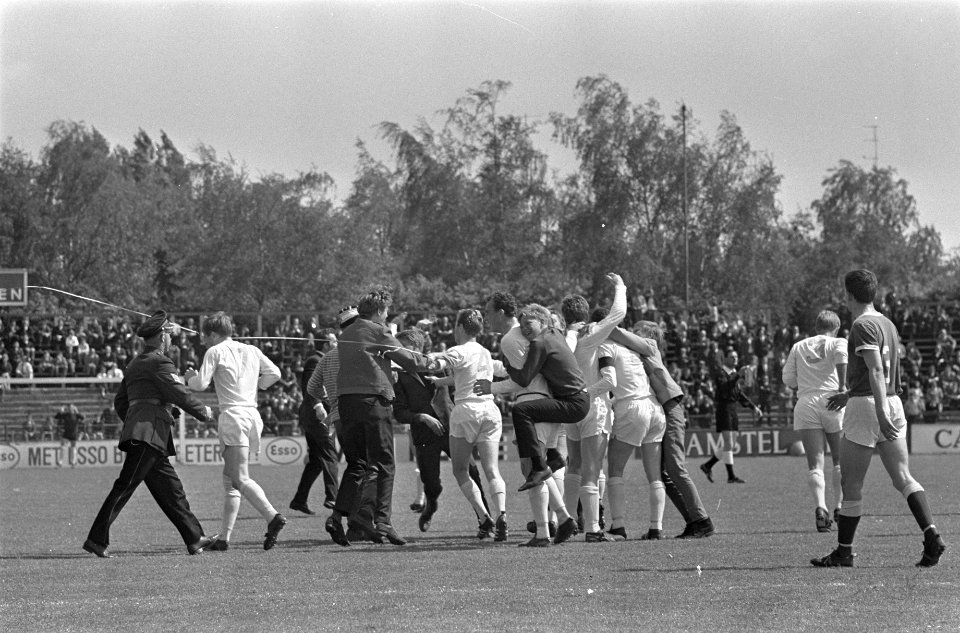 Fortuna tegen Telstar 1-3, voetbalfans op het veld bij eerste goal Telstar, Bestanddeelnr 920-3340