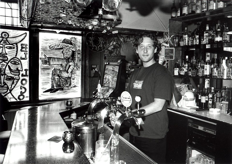 Fors omzetverlies door gedwongen vroege sluiting'. Eigenaar Edwin Koedijker van Café El Loco'Telkens als ik een beetje uit de rode cijfers kom, krijk ik weer een straf en kan ik weer opnieuw beginnen