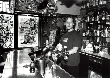 Fors omzetverlies door gedwongen vroege sluiting'. Eigenaar Edwin Koedijker van Café El Loco'Telkens als ik een beetje uit de rode cijfers kom, krijk ik weer een straf en kan ik weer opnieuw beginnen