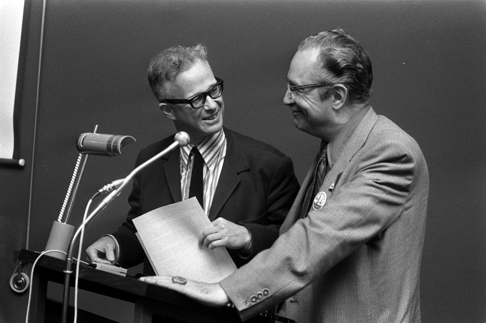 Forrest Ackerman in Aviodome, opdracht Born, Bestanddeelnr 925-8385