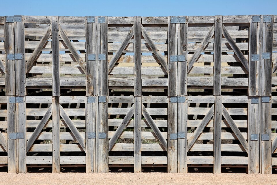 Earth frame pallet wall