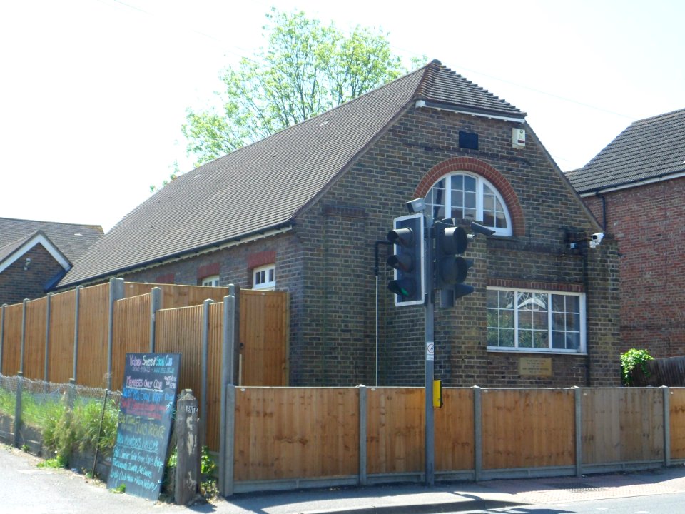 Former Wesley Hall (Methodist Chapel), High Street, Lingfield (May 2013) (2)
