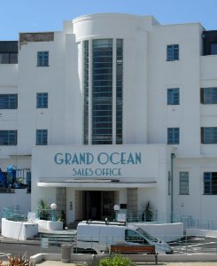 Former Ocean Hotel (now Grand Ocean Apartments), Longridge Avenue, Saltdean (NHLE Code 1381688) (August 2010) (1)