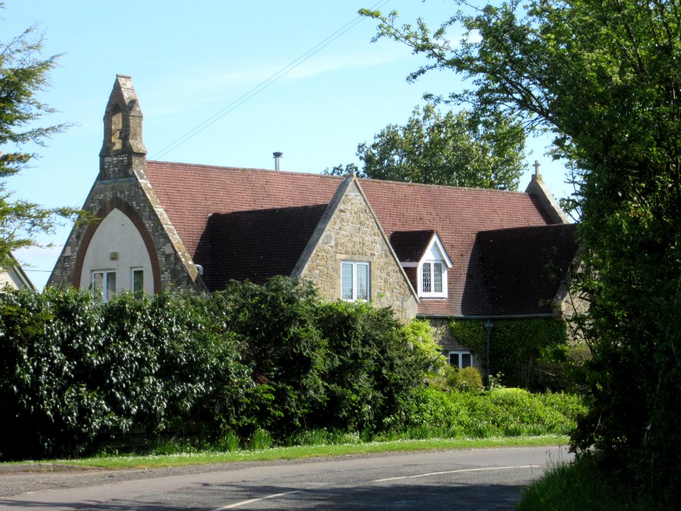 Former National School and Anglican Chapel, Locks Green, Isle of Wight (May 2016) (1)