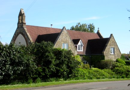 Former National School and Anglican Chapel, Locks Green, Isle of Wight (May 2016) (2)