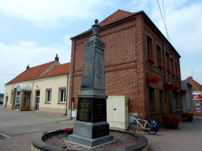 Ferfay (Pas-de-Calais, Fr) mairie et monument aux morts