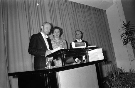 Ferry Hoogendijk (l) met zijn paranimfen Haya van Someren-Downer en Norbert Sch…, Bestanddeelnr 924-3502