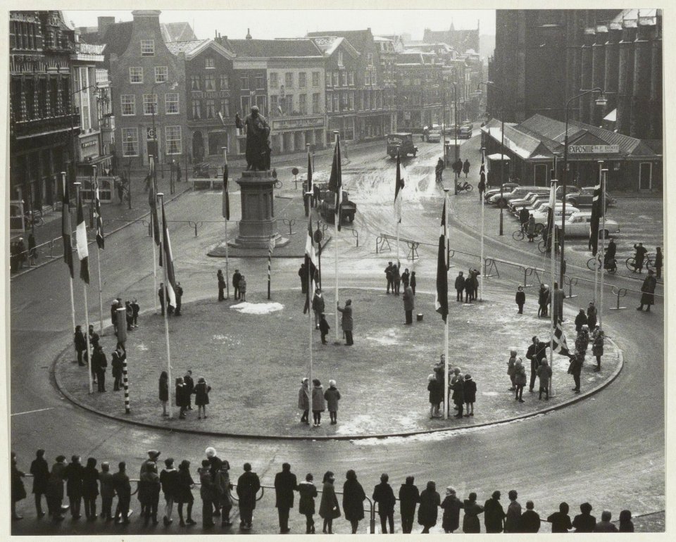 Festiviteiten op de Grote Markt. NL-HlmNHA 54011350