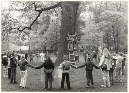 Festiviteiten in de Hout i.v.m. 400 jaar Haarlemmerhout. Leerlingen van de Dreefschool rondom de oudste boom in de Hout, de 400-jarige Eik in de Hertenkamp. NL-HlmNHA 54016530