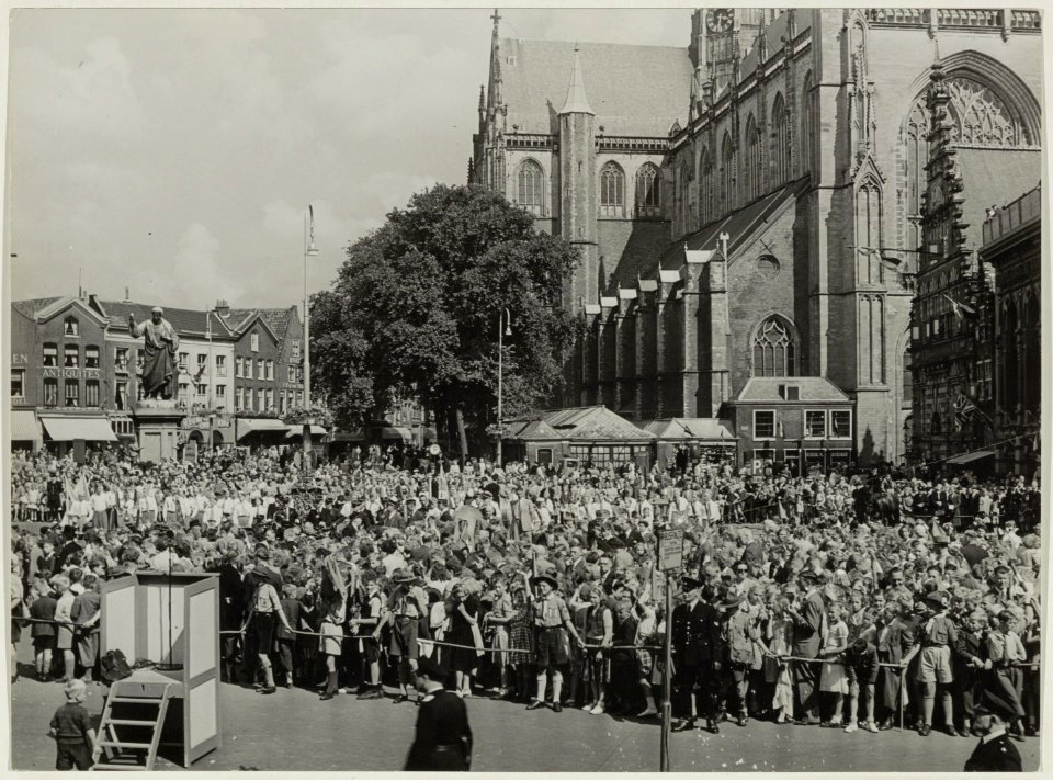 Festiviteiten op de Grote Markt. NL-HlmNHA 54011328