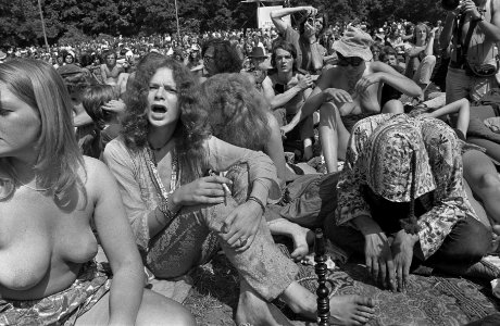 Festivalpubliek met ontbloot bovenlijf wacht op het volgende optreden, Bestanddeelnr 923-6274