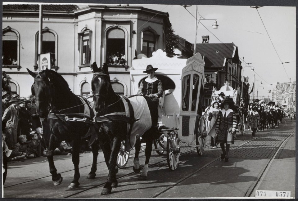 Festiviteiten, optochten, koetsen, Bestanddeelnr 073-0571