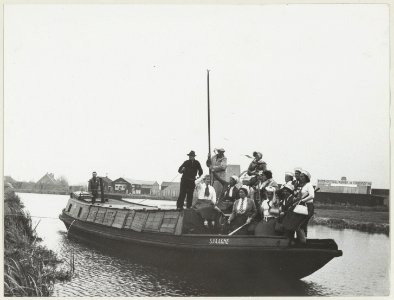Festiviteit op een boot in de Van Merlenvaart, ziende naar het oosten. NL-HlmNHA 54010595