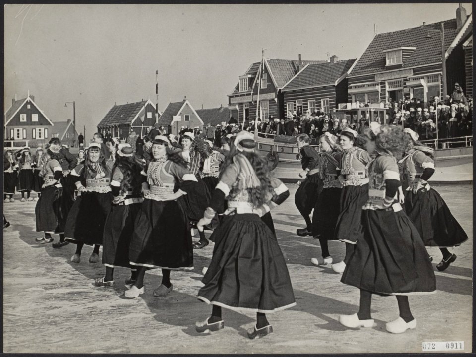 Festiviteiten, ijs, schaatsers, VOLKSDANSEN, Bestanddeelnr 072-0911