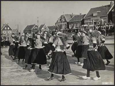 Festiviteiten, ijs, schaatsers, VOLKSDANSEN, Bestanddeelnr 072-0911
