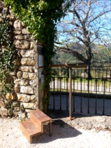Ferme château de Rochemure - Fausse longue vue qui donne sur le Jaujac médiéval