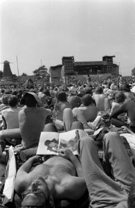 Festivalbezoekers liggen met ontblood bovenlichaam voor het podium in Kralingse , Bestanddeelnr 923-6264