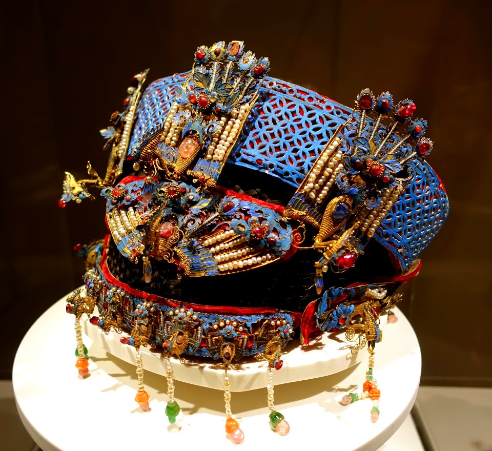 Festive headdress with phoenixes and peonies, China, probably Imperial Workshop, Beijing, Tongzhi or Guangxu period, probably 1872 or 1888-1889 AD, gilt silver, kingfish, etc- Peabody Essex Museum - DSC07885