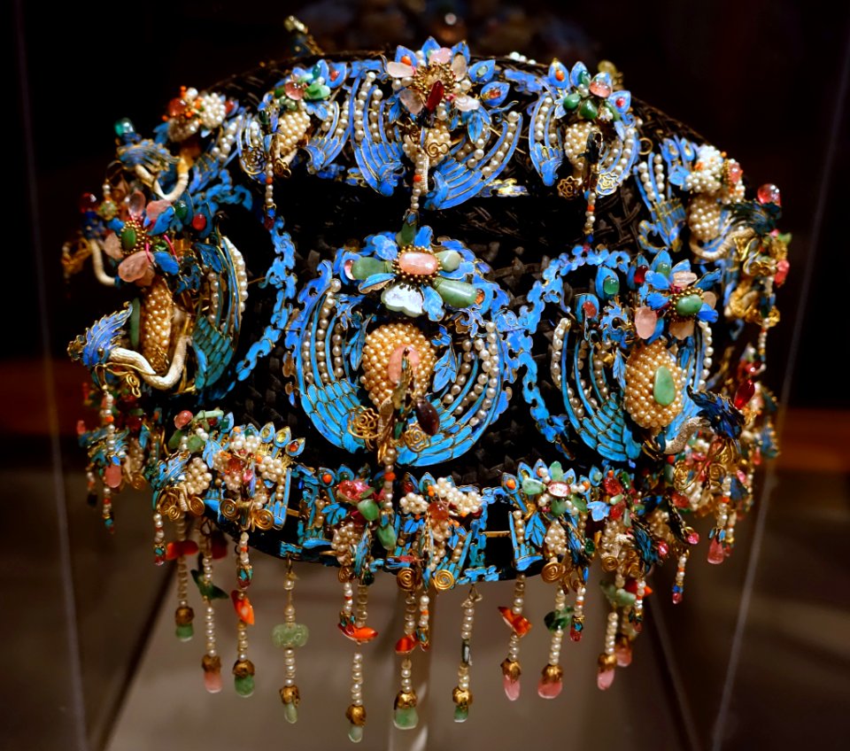 Festive headdress with phoenixes and peonies, probably for an empress , probably 1850-1900 AD, metal, kingfisher feathers, jadeit, tourmaline, coral, pearls, glass, silk - Peabody Essex Museum - DSC07843