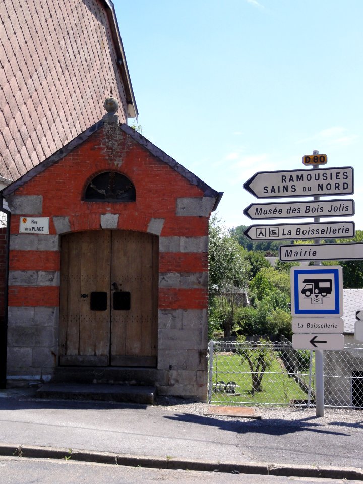 Felleries (Nord, Fr) chapelle, rue de la Place, extérieur