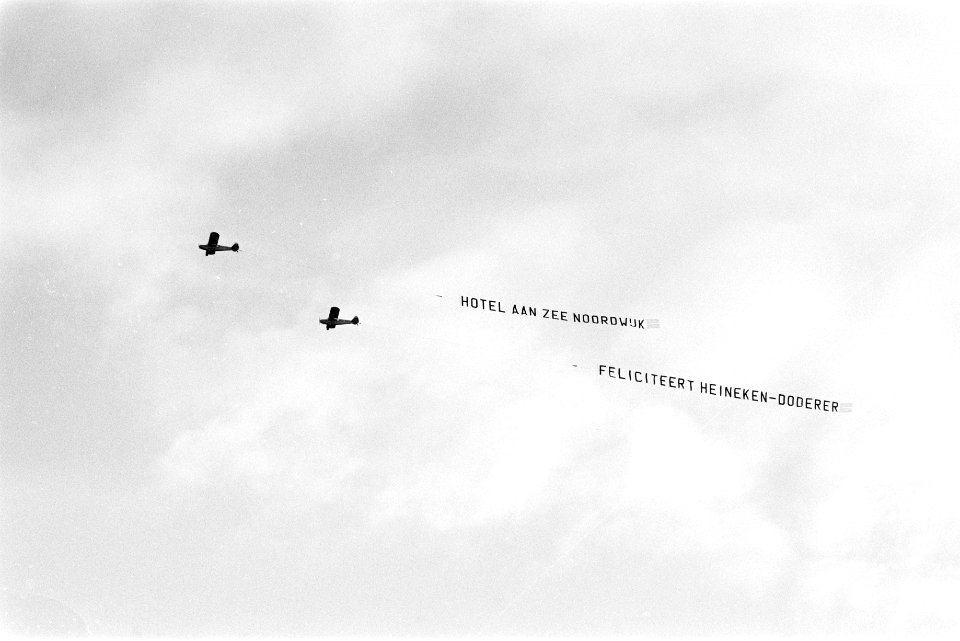 Felicitaties per reclamevliegtuig boven Noordwijk, Bestanddeelnr 932-7928